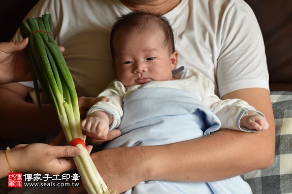 剃胎毛、滿月剃頭、嬰兒剃頭、嬰兒理髮、嬰兒剃髮、嬰兒剃胎毛、嬰兒滿月剃頭、寶寶剃頭、剃胎毛儀式、剃胎毛吉祥話、滿月剃頭儀式、滿月剃頭吉祥話、寶寶剃胎毛、寶寶滿月剃頭理髮、 新北板橋區剃胎毛、新北板橋區滿月剃頭、 新北板橋區嬰兒剃頭剃胎毛、新北板橋區嬰兒理髮、新北板橋區嬰兒剃髮、張寶寶(新北板橋區到府嬰兒寶寶滿月剃頭理髮、免費到府嬰兒剃胎毛儀式吉祥話)。到府剃頭剃胎毛主持、專業拍照、DVD光碟、證書。★購買「臍帶章、肚臍章、胎毛筆刷印章」贈送：剃頭、收涎、抓周，三選一。2017.05.11  照片10