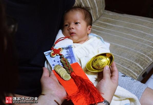 剃胎毛、滿月剃頭、嬰兒剃頭、嬰兒理髮、嬰兒剃髮、嬰兒剃胎毛、嬰兒滿月剃頭、寶寶剃頭、剃胎毛儀式、剃胎毛吉祥話、滿月剃頭儀式、滿月剃頭吉祥話、寶寶剃胎毛、寶寶滿月剃頭理髮、 新北三重區剃胎毛、新北三重區滿月剃頭、 新北三重區嬰兒剃頭剃胎毛、新北三重區嬰兒理髮、新北三重區嬰兒剃髮、李寶寶(新北三重區到府嬰兒寶寶滿月剃頭理髮、免費到府嬰兒剃胎毛儀式吉祥話)。到府剃頭剃胎毛主持、專業拍照、DVD光碟、證書。★購買「臍帶章、肚臍章、胎毛筆刷印章」贈送：剃頭、收涎、抓周，三選一。2016.04.27  照片13