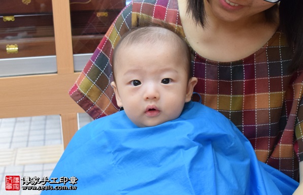 剃胎毛、滿月剃頭、嬰兒剃頭、嬰兒理髮、嬰兒剃髮、嬰兒剃胎毛、嬰兒滿月剃頭、寶寶剃頭、剃胎毛儀式、剃胎毛吉祥話、滿月剃頭儀式、滿月剃頭吉祥話、寶寶剃胎毛、寶寶滿月剃頭理髮、 新竹市香山地區剃胎毛、新竹市香山地區滿月剃頭、新竹市香山地區嬰兒剃頭剃胎毛、新竹市香山地區嬰兒理髮、新竹市嬰兒剃髮、 葉寶寶(新竹香山區嬰兒寶寶滿月剃頭理髮、免費嬰兒剃胎毛儀式吉祥話)。中國風會場，爸媽寶貝免費穿「日中韓」古裝禮服。專業拍照、DVD光碟、證書。★購買「臍帶章、肚臍章、胎毛筆刷印章」贈送：剃頭、收涎、抓周，三選一。2017.09.09照片16