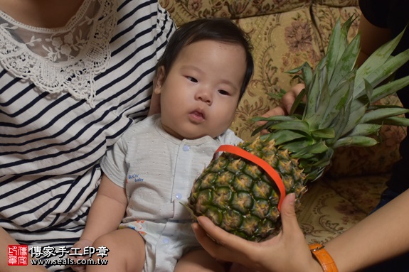 剃胎毛、滿月剃頭、嬰兒剃頭、嬰兒理髮、嬰兒剃髮、嬰兒剃胎毛、嬰兒滿月剃頭、寶寶剃頭、剃胎毛儀式、剃胎毛吉祥話、滿月剃頭儀式、滿月剃頭吉祥話、寶寶剃胎毛、寶寶滿月剃頭理髮、 新北市淡水地區剃胎毛、新北市淡水地區滿月剃頭、新北市淡水地區嬰兒剃頭剃胎毛、新北市淡水地區嬰兒理髮、新北市嬰兒剃髮、何寶寶(新北淡水區到府嬰兒寶寶滿月剃頭理髮、免費到府嬰兒剃胎毛儀式吉祥話)。到府剃頭剃胎毛主持、專業拍照、DVD光碟、證書。★購買「臍帶章、肚臍章、胎毛筆刷印章」贈送：剃頭、收涎、抓周，三選一。2017.09.24照片14