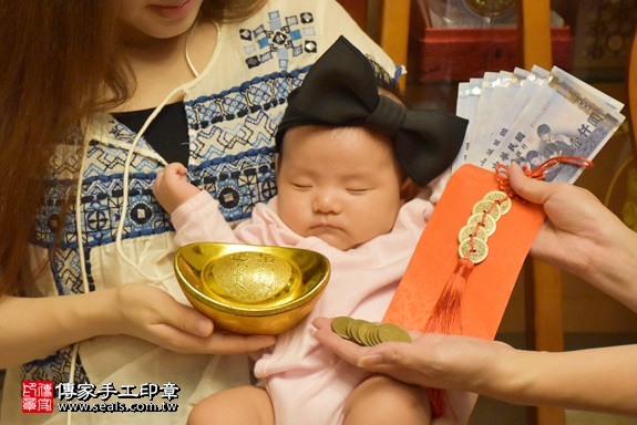 剃胎毛、滿月剃頭、嬰兒剃頭、嬰兒理髮、嬰兒剃髮、嬰兒剃胎毛、嬰兒滿月剃頭、寶寶剃頭、剃胎毛儀式、剃胎毛吉祥話、滿月剃頭儀式、滿月剃頭吉祥話、寶寶剃胎毛、寶寶滿月剃頭理髮、 新北市新莊地區剃胎毛、新北市新莊地區滿月剃頭、新北市新莊地區嬰兒剃頭剃胎毛、新北市新莊地區嬰兒理髮、新北市嬰兒剃髮、莊寶寶(新北新莊區到府嬰兒寶寶滿月剃頭理髮、免費到府嬰兒剃胎毛儀式吉祥話)。到府剃頭剃胎毛主持、專業拍照、DVD光碟、證書。★購買「臍帶章、肚臍章、胎毛筆刷印章」贈送：剃頭、收涎、抓周，三選一。2017.10.14照片14