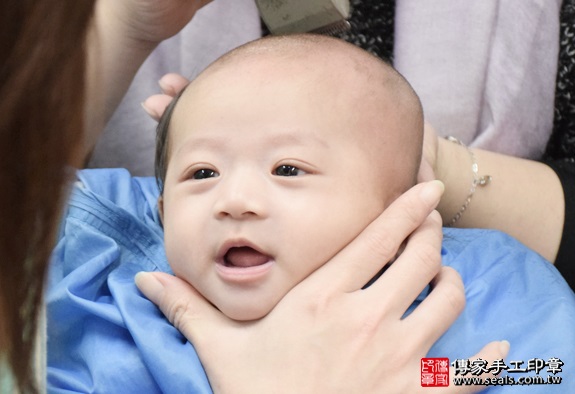 剃胎毛、滿月剃頭、嬰兒剃頭、嬰兒理髮、嬰兒剃髮、嬰兒剃胎毛、嬰兒滿月剃頭、寶寶剃頭、剃胎毛儀式、剃胎毛吉祥話、滿月剃頭儀式、滿月剃頭吉祥話、寶寶剃胎毛、寶寶滿月剃頭理髮、新北永和區剃胎毛、新北永和區滿月剃頭、新北永和區嬰兒剃頭剃胎毛、新北永和區嬰兒理髮、新北永和區嬰兒剃髮、蔡寶寶(新北永和區嬰兒寶寶滿月剃頭理髮、免費嬰兒剃胎毛儀式吉祥話)。中國風會場，爸媽寶貝免費穿「日中韓」古裝禮服。專業拍照、DVD光碟、證書。★購買「臍帶章、肚臍章、胎毛筆刷印章」贈送：剃頭、收涎、抓周，三選一。2016.03.12 照片18