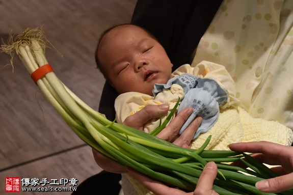 剃胎毛、滿月剃頭、嬰兒剃頭、嬰兒理髮、嬰兒剃髮、嬰兒剃胎毛、嬰兒滿月剃頭、寶寶剃頭、剃胎毛儀式、剃胎毛吉祥話、滿月剃頭儀式、滿月剃頭吉祥話、寶寶剃胎毛、寶寶滿月剃頭理髮、 新北林口區剃胎毛、新北林口區滿月剃頭、 新北林口區嬰兒剃頭剃胎毛、新北林口區嬰兒理髮、新北林口區嬰兒剃髮、LEO寶寶(新北林口區到府嬰兒寶寶滿月剃頭理髮、免費到府嬰兒剃胎毛儀式吉祥話)。到府剃頭剃胎毛主持、專業拍照、DVD光碟、證書。★購買「臍帶章、肚臍章、胎毛筆刷印章」贈送：剃頭、收涎、抓周，三選一。2017.01.15  照片12