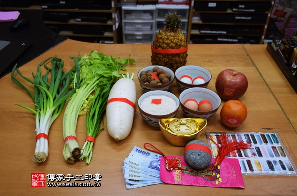 剃胎毛、滿月剃頭、嬰兒剃頭、嬰兒理髮、嬰兒剃髮、嬰兒剃胎毛、嬰兒滿月剃頭、寶寶剃頭、剃胎毛儀式、剃胎毛吉祥話、滿月剃頭儀式、滿月剃頭吉祥話、寶寶剃胎毛、寶寶滿月剃頭理髮、新北永和區剃胎毛、新北永和區滿月剃頭、新北永和區嬰兒剃頭剃胎毛、新北永和區嬰兒理髮、新北永和區嬰兒剃髮、陳寶寶(新北永和區嬰兒寶寶滿月剃頭理髮、免費嬰兒剃胎毛儀式吉祥話)。中國風會場，爸媽寶貝免費穿「日中韓」古裝禮服。專業拍照、DVD光碟、證書。★購買「臍帶章、肚臍章、胎毛筆刷印章」贈送：剃頭、收涎、抓周，三選一。2016.02.26 照片1