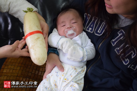 剃胎毛、滿月剃頭、嬰兒剃頭、嬰兒理髮、嬰兒剃髮、嬰兒剃胎毛、嬰兒滿月剃頭、寶寶剃頭、剃胎毛儀式、剃胎毛吉祥話、滿月剃頭儀式、滿月剃頭吉祥話、寶寶剃胎毛、寶寶滿月剃頭理髮、 新北蘆洲區剃胎毛、新北蘆洲區滿月剃頭、 新北蘆洲區嬰兒剃頭剃胎毛、新北蘆洲區嬰兒理髮、新北蘆洲區嬰兒剃髮、李寶寶(新北蘆洲區到府嬰兒寶寶滿月剃頭理髮、免費到府嬰兒剃胎毛儀式吉祥話)。到府剃頭剃胎毛主持、專業拍照、DVD光碟、證書。★購買「臍帶章、肚臍章、胎毛筆刷印章」贈送：剃頭、收涎、抓周，三選一。2017.03.19  照片9