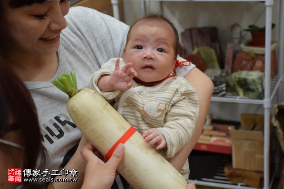 剃胎毛、滿月剃頭、嬰兒剃頭、嬰兒理髮、嬰兒剃髮、嬰兒剃胎毛、嬰兒滿月剃頭、寶寶剃頭、剃胎毛儀式、剃胎毛吉祥話、滿月剃頭儀式、滿月剃頭吉祥話、寶寶剃胎毛、寶寶滿月剃頭理髮、新北永和區剃胎毛、新北永和區滿月剃頭、新北永和區嬰兒剃頭剃胎毛、新北永和區嬰兒理髮、新北永和區嬰兒剃髮、鵝妹妹(新北永和區嬰兒寶寶滿月剃頭理髮、免費嬰兒剃胎毛儀式吉祥話)。中國風會場，爸媽寶貝免費穿「日中韓」古裝禮服。專業拍照、DVD光碟、證書。★購買「臍帶章、肚臍章、胎毛筆刷印章」贈送：剃頭、收涎、抓周，三選一。2017.05.09 照片13