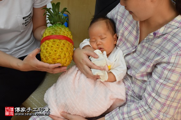剃胎毛、滿月剃頭、嬰兒剃頭、嬰兒理髮、嬰兒剃髮、嬰兒剃胎毛、嬰兒滿月剃頭、寶寶剃頭、剃胎毛儀式、剃胎毛吉祥話、滿月剃頭儀式、滿月剃頭吉祥話、寶寶剃胎毛、寶寶滿月剃頭理髮、 台北信義區剃胎毛、台北信義區滿月剃頭、 台北信義區嬰兒剃頭剃胎毛、台北信義區嬰兒理髮、台北信義區嬰兒剃髮、黃寶寶(台北信義區到府嬰兒寶寶滿月剃頭理髮、免費到府嬰兒剃胎毛儀式吉祥話)。到府剃頭剃胎毛主持、專業拍照、DVD光碟、證書。★購買「臍帶章、肚臍章、胎毛筆刷印章」贈送：剃頭、收涎、抓周，三選一。2017.06.25  照片11