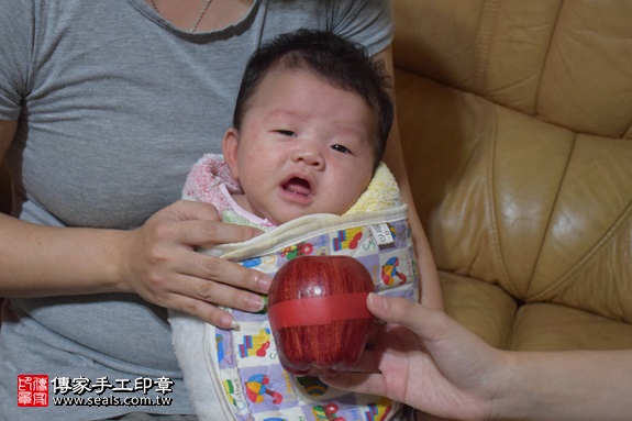 剃胎毛、滿月剃頭、嬰兒剃頭、嬰兒理髮、嬰兒剃髮、嬰兒剃胎毛、嬰兒滿月剃頭、寶寶剃頭、剃胎毛儀式、剃胎毛吉祥話、滿月剃頭儀式、滿月剃頭吉祥話、寶寶剃胎毛、寶寶滿月剃頭理髮、 新北市三峽地區剃胎毛、新北市三峽地區滿月剃頭、新北市三峽地區嬰兒剃頭剃胎毛、新北市三峽地區嬰兒理髮、新北市嬰兒剃髮、 邱寶寶(新北三峽區到府嬰兒寶寶滿月剃頭理髮、免費到府嬰兒剃胎毛儀式吉祥話)。到府剃頭剃胎毛主持、專業拍照、DVD光碟、證書。★購買「臍帶章、肚臍章、胎毛筆刷印章」贈送：剃頭、收涎、抓周，三選一。2017.09.02照片8