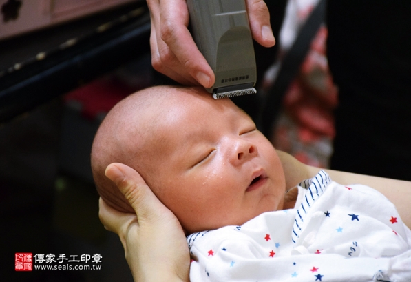 剃胎毛、滿月剃頭、嬰兒剃頭、嬰兒理髮、嬰兒剃髮、嬰兒剃胎毛、嬰兒滿月剃頭、寶寶剃頭、剃胎毛儀式、剃胎毛吉祥話、滿月剃頭儀式、滿月剃頭吉祥話、寶寶剃胎毛、寶寶滿月剃頭理髮、 新北永和區剃胎毛、新北永和區滿月剃頭、 新北永和區嬰兒剃頭剃胎毛、新北永和區嬰兒理髮、新北永和區嬰兒剃髮、曾寶寶(新北永和區到府嬰兒寶寶滿月剃頭理髮、免費到府嬰兒剃胎毛儀式吉祥話)。到府剃頭剃胎毛主持、專業拍照、DVD光碟、證書。★購買「臍帶章、肚臍章、胎毛筆刷印章」贈送：剃頭、收涎、抓周，三選一。2016.05.15  照片18