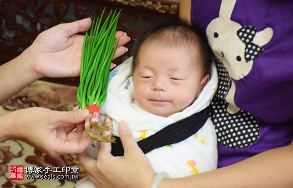 剃胎毛、滿月剃頭、嬰兒剃頭、嬰兒理髮、嬰兒剃髮、嬰兒剃胎毛、嬰兒滿月剃頭、寶寶剃頭、剃胎毛儀式、剃胎毛吉祥話、滿月剃頭儀式、滿月剃頭吉祥話、寶寶剃胎毛、寶寶滿月剃頭理髮、 新北市鶯歌地區剃胎毛、新北市鶯歌地區滿月剃頭、新北市鶯歌地區嬰兒剃頭剃胎毛、新北市鶯歌地區嬰兒理髮、新北市嬰兒剃髮、 楊寶寶(新北鶯歌區到府嬰兒寶寶滿月剃頭理髮、免費到府嬰兒剃胎毛儀式吉祥話)。到府剃頭剃胎毛主持、專業拍照、DVD光碟、證書。★購買「臍帶章、肚臍章、胎毛筆刷印章」贈送：剃頭、收涎、抓周，三選一。2017.08.26照片9