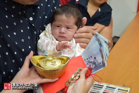 剃胎毛、滿月剃頭、嬰兒剃頭、嬰兒理髮、嬰兒剃髮、嬰兒剃胎毛、嬰兒滿月剃頭、寶寶剃頭、剃胎毛儀式、剃胎毛吉祥話、滿月剃頭儀式、滿月剃頭吉祥話、寶寶剃胎毛、寶寶滿月剃頭理髮、 新北市永和地區剃胎毛、新北市永和地區滿月剃頭、新北市永和地區嬰兒剃頭剃胎毛、新北市永和地區嬰兒理髮、新北市嬰兒剃髮、陳寶寶(新北永和區嬰兒寶寶滿月剃頭理髮、免費嬰兒剃胎毛儀式吉祥話)。中國風會場，爸媽寶貝免費穿「日中韓」古裝禮服。專業拍照、DVD光碟、證書。★購買「臍帶章、肚臍章、胎毛筆刷印章」贈送：剃頭、收涎、抓周，三選一。2017.09.10照片15
