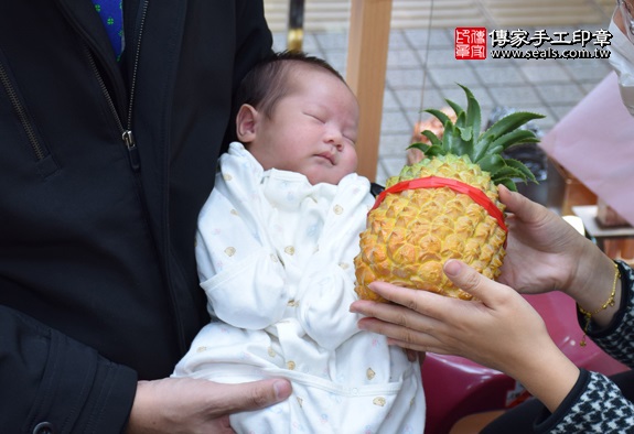 剃胎毛、滿月剃頭、嬰兒剃頭、嬰兒理髮、嬰兒剃髮、嬰兒剃胎毛、嬰兒滿月剃頭、寶寶剃頭、剃胎毛儀式、剃胎毛吉祥話、滿月剃頭儀式、滿月剃頭吉祥話、寶寶剃胎毛、寶寶滿月剃頭理髮、新竹香山區剃胎毛、新竹香山區滿月剃頭、新竹香山區嬰兒剃頭剃胎毛、新竹香山區嬰兒理髮、新竹香山區嬰兒剃髮、黃寶寶(新竹香山區嬰兒寶寶滿月剃頭理髮、免費嬰兒剃胎毛儀式吉祥話)。中國風會場，爸媽寶貝免費穿「日中韓」古裝禮服。專業拍照、DVD光碟、證書。★購買「臍帶章、肚臍章、胎毛筆刷印章」贈送：剃頭、收涎、抓周，三選一。2016.02.03 照片14