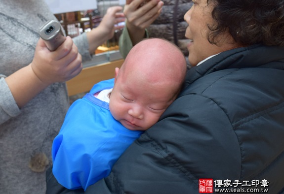 剃胎毛、滿月剃頭、嬰兒剃頭、嬰兒理髮、嬰兒剃髮、嬰兒剃胎毛、嬰兒滿月剃頭、寶寶剃頭、剃胎毛儀式、剃胎毛吉祥話、滿月剃頭儀式、滿月剃頭吉祥話、寶寶剃胎毛、寶寶滿月剃頭理髮、新竹香山區剃胎毛、新竹香山區滿月剃頭、新竹香山區嬰兒剃頭剃胎毛、新竹香山區嬰兒理髮、新竹香山區嬰兒剃髮、林寶寶(新竹香山區嬰兒寶寶滿月剃頭理髮、免費嬰兒剃胎毛儀式吉祥話)。中國風會場，爸媽寶貝免費穿「日中韓」古裝禮服。專業拍照、DVD光碟、證書。★購買「臍帶章、肚臍章、胎毛筆刷印章」贈送：剃頭、收涎、抓周，三選一。2016.01.29 照片17