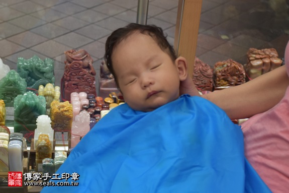 剃胎毛、滿月剃頭、嬰兒剃頭、嬰兒理髮、嬰兒剃髮、嬰兒剃胎毛、嬰兒滿月剃頭、寶寶剃頭、剃胎毛儀式、剃胎毛吉祥話、滿月剃頭儀式、滿月剃頭吉祥話、寶寶剃胎毛、寶寶滿月剃頭理髮、 新北市永和地區剃胎毛、新北市永和地區滿月剃頭、新北市永和地區嬰兒剃頭剃胎毛、新北市永和地區嬰兒理髮、新北市嬰兒剃髮、陳寶寶(新北永和區嬰兒寶寶滿月剃頭理髮、免費嬰兒剃胎毛儀式吉祥話)。中國風會場，爸媽寶貝免費穿「日中韓」古裝禮服。專業拍照、DVD光碟、證書。★購買「臍帶章、肚臍章、胎毛筆刷印章」贈送：剃頭、收涎、抓周，三選一。2017.09.06照片15