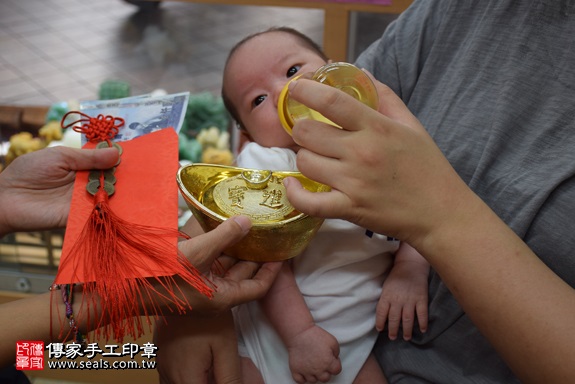剃胎毛、滿月剃頭、嬰兒剃頭、嬰兒理髮、嬰兒剃髮、嬰兒剃胎毛、嬰兒滿月剃頭、寶寶剃頭、剃胎毛儀式、剃胎毛吉祥話、滿月剃頭儀式、滿月剃頭吉祥話、寶寶剃胎毛、寶寶滿月剃頭理髮、 新北市永和地區剃胎毛、新北市永和地區滿月剃頭、新北市永和地區嬰兒剃頭剃胎毛、新北市永和地區嬰兒理髮、新北市嬰兒剃髮、鄭寶寶(新北永和區嬰兒寶寶滿月剃頭理髮、免費嬰兒剃胎毛儀式吉祥話)。中國風會場，爸媽寶貝免費穿「日中韓」古裝禮服。專業拍照、DVD光碟、證書。★購買「臍帶章、肚臍章、胎毛筆刷印章」贈送：剃頭、收涎、抓周，三選一。2017.09.30照片15