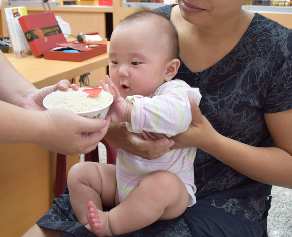 古小妹(台中北區嬰兒寶寶滿月剃頭理髮、免費嬰兒剃胎毛儀式吉祥話)。中國風會場，爸媽寶貝免費穿「日中韓」古裝禮服。專業拍照、DVD光碟、證書。★購買「臍帶章、肚臍章、胎毛筆刷印章」贈送：剃頭、收涎、抓周，三選一。 2015.05.21 照片15