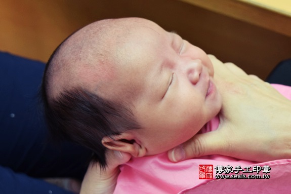 剃胎毛、滿月剃頭、嬰兒剃頭、嬰兒理髮、嬰兒剃髮、嬰兒剃胎毛、嬰兒滿月剃頭、寶寶剃頭、剃胎毛儀式、剃胎毛吉祥話、滿月剃頭儀式、滿月剃頭吉祥話、寶寶剃胎毛、寶寶滿月剃頭理髮、 台中市北區地區剃胎毛、台中市北區地區滿月剃頭、台中市北區地區嬰兒剃頭剃胎毛、台中市北區地區嬰兒理髮、台中市嬰兒剃髮、烏賊(台中市北區嬰兒寶寶滿月剃頭理髮、免費嬰兒剃胎毛儀式吉祥話)。中國風會場，爸媽寶貝免費穿「日中韓」古裝禮服。專業拍照、DVD光碟、證書。★購買「臍帶章、肚臍章、胎毛筆刷印章」贈送：剃頭、收涎、抓周，三選一。2017.09.16照片17