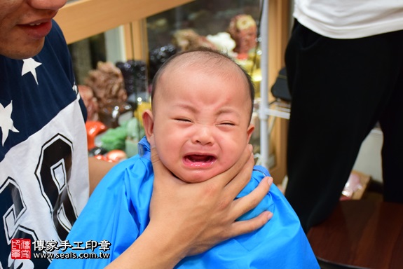 剃胎毛、滿月剃頭、嬰兒剃頭、嬰兒理髮、嬰兒剃髮、嬰兒剃胎毛、嬰兒滿月剃頭、寶寶剃頭、剃胎毛儀式、剃胎毛吉祥話、滿月剃頭儀式、滿月剃頭吉祥話、寶寶剃胎毛、寶寶滿月剃頭理髮、 新北市永和地區剃胎毛、新北市永和地區滿月剃頭、新北市永和地區嬰兒剃頭剃胎毛、新北市永和地區嬰兒理髮、新北市嬰兒剃髮、曾寶寶(新北永和區嬰兒寶寶滿月剃頭理髮、免費嬰兒剃胎毛儀式吉祥話)。中國風會場，爸媽寶貝免費穿「日中韓」古裝禮服。專業拍照、DVD光碟、證書。★購買「臍帶章、肚臍章、胎毛筆刷印章」贈送：剃頭、收涎、抓周，三選一。2017.11.22照片16