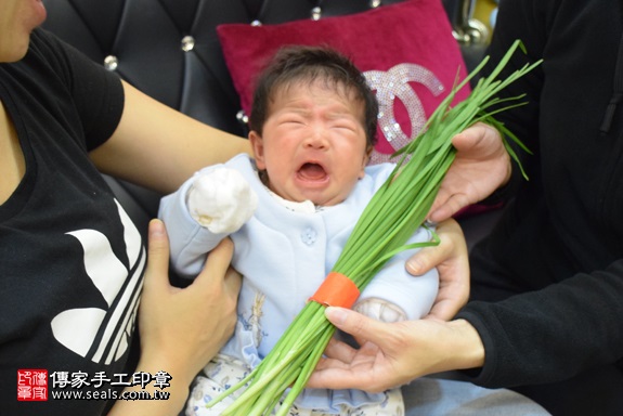 剃胎毛、滿月剃頭、嬰兒剃頭、嬰兒理髮、嬰兒剃髮、嬰兒剃胎毛、嬰兒滿月剃頭、寶寶剃頭、剃胎毛儀式、剃胎毛吉祥話、滿月剃頭儀式、滿月剃頭吉祥話、寶寶剃胎毛、寶寶滿月剃頭理髮、 新北市中和地區剃胎毛、新北市中和地區滿月剃頭、新北市中和地區嬰兒剃頭剃胎毛、新北市中和地區嬰兒理髮、新北市嬰兒剃髮、鄭寶寶(新北中和區到府嬰兒寶寶滿月剃頭理髮、免費到府嬰兒剃胎毛儀式吉祥話)。到府剃頭剃胎毛主持、專業拍照、DVD光碟、證書。★購買「臍帶章、肚臍章、胎毛筆刷印章」贈送：剃頭、收涎、抓周，三選一。2017.12.05照片9