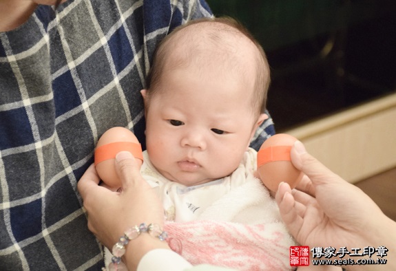 剃胎毛、滿月剃頭、嬰兒剃頭、嬰兒理髮、嬰兒剃髮、嬰兒剃胎毛、嬰兒滿月剃頭、寶寶剃頭、剃胎毛儀式、剃胎毛吉祥話、滿月剃頭儀式、滿月剃頭吉祥話、寶寶剃胎毛、寶寶滿月剃頭理髮、 新北新店區剃胎毛、新北新店區滿月剃頭、 新北新店區嬰兒剃頭剃胎毛、新北新店區嬰兒理髮、新北新店區嬰兒剃髮、劉寶寶(新北新店區到府嬰兒寶寶滿月剃頭理髮、免費到府嬰兒剃胎毛儀式吉祥話)。到府剃頭剃胎毛主持、專業拍照、DVD光碟、證書。★購買「臍帶章、肚臍章、胎毛筆刷印章」贈送：剃頭、收涎、抓周，三選一。2016.05.16  照片3