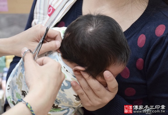 剃胎毛、滿月剃頭、嬰兒剃頭、嬰兒理髮、嬰兒剃髮、嬰兒剃胎毛、嬰兒滿月剃頭、寶寶剃頭、剃胎毛儀式、剃胎毛吉祥話、滿月剃頭儀式、滿月剃頭吉祥話、寶寶剃胎毛、寶寶滿月剃頭理髮、新北永和區剃胎毛、新北永和區滿月剃頭、新北永和區嬰兒剃頭剃胎毛、新北永和區嬰兒理髮、新北永和區嬰兒剃髮、王寶寶(新北永和區嬰兒寶寶滿月剃頭理髮、免費嬰兒剃胎毛儀式吉祥話)。中國風會場，爸媽寶貝免費穿「日中韓」古裝禮服。專業拍照、DVD光碟、證書。★購買「臍帶章、肚臍章、胎毛筆刷印章」贈送：剃頭、收涎、抓周，三選一。2016.03.31  照片15
