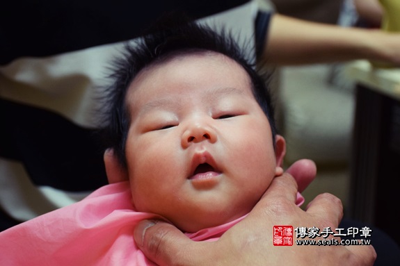 剃胎毛、滿月剃頭、嬰兒剃頭、嬰兒理髮、嬰兒剃髮、嬰兒剃胎毛、嬰兒滿月剃頭、寶寶剃頭、剃胎毛儀式、剃胎毛吉祥話、滿月剃頭儀式、滿月剃頭吉祥話、寶寶剃胎毛、寶寶滿月剃頭理髮、 台中市北屯地區剃胎毛、台中市北屯地區滿月剃頭、台中市北屯地區嬰兒剃頭剃胎毛、台中市北屯地區嬰兒理髮、台中市嬰兒剃髮、張寶寶(台中北屯區到府嬰兒寶寶滿月剃頭理髮、免費到府嬰兒剃胎毛儀式吉祥話)。到府剃頭剃胎毛主持、專業拍照、DVD光碟、證書。★購買「臍帶章、肚臍章、胎毛筆刷印章」贈送：剃頭、收涎、抓周，三選一。2017.10.10照片14