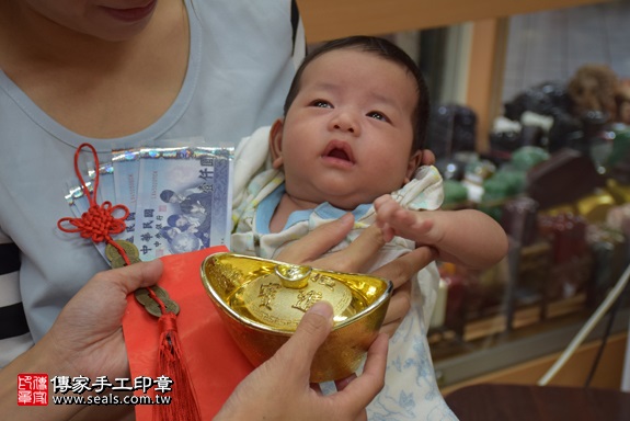 剃胎毛、滿月剃頭、嬰兒剃頭、嬰兒理髮、嬰兒剃髮、嬰兒剃胎毛、嬰兒滿月剃頭、寶寶剃頭、剃胎毛儀式、剃胎毛吉祥話、滿月剃頭儀式、滿月剃頭吉祥話、寶寶剃胎毛、寶寶滿月剃頭理髮、 新北市永和地區剃胎毛、新北市永和地區滿月剃頭、新北市永和地區嬰兒剃頭剃胎毛、新北市永和地區嬰兒理髮、新北市嬰兒剃髮、邱寶寶(新北永和區嬰兒寶寶滿月剃頭理髮、免費嬰兒剃胎毛儀式吉祥話)。中國風會場，爸媽寶貝免費穿「日中韓」古裝禮服。專業拍照、DVD光碟、證書。★購買「臍帶章、肚臍章、胎毛筆刷印章」贈送：剃頭、收涎、抓周，三選一。2017.09.30照片15