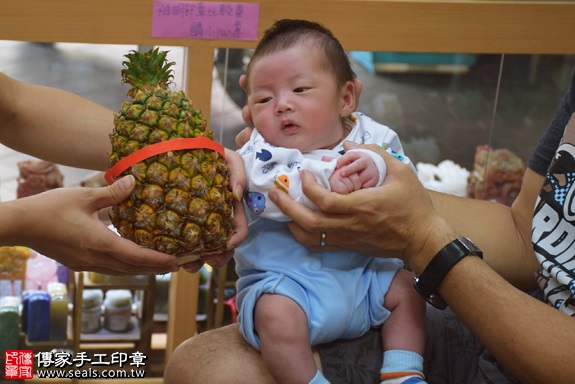 剃胎毛、滿月剃頭、嬰兒剃頭、嬰兒理髮、嬰兒剃髮、嬰兒剃胎毛、嬰兒滿月剃頭、寶寶剃頭、剃胎毛儀式、剃胎毛吉祥話、滿月剃頭儀式、滿月剃頭吉祥話、寶寶剃胎毛、寶寶滿月剃頭理髮、 新北市永和地區剃胎毛、新北市永和地區滿月剃頭、新北市永和地區嬰兒剃頭剃胎毛、新北市永和地區嬰兒理髮、新北市嬰兒剃髮、陳寶寶(新北永和區嬰兒寶寶滿月剃頭理髮、免費嬰兒剃胎毛儀式吉祥話)。中國風會場，爸媽寶貝免費穿「日中韓」古裝禮服。專業拍照、DVD光碟、證書。★購買「臍帶章、肚臍章、胎毛筆刷印章」贈送：剃頭、收涎、抓周，三選一。2017.10.10照片14