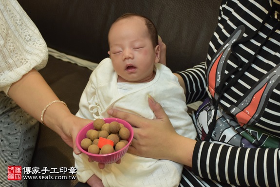剃胎毛、滿月剃頭、嬰兒剃頭、嬰兒理髮、嬰兒剃髮、嬰兒剃胎毛、嬰兒滿月剃頭、寶寶剃頭、剃胎毛儀式、剃胎毛吉祥話、滿月剃頭儀式、滿月剃頭吉祥話、寶寶剃胎毛、寶寶滿月剃頭理髮、 新北市新莊地區剃胎毛、新北市新莊地區滿月剃頭、新北市新莊地區嬰兒剃頭剃胎毛、新北市新莊地區嬰兒理髮、新北市嬰兒剃髮、黃寶寶(新北新莊區到府嬰兒寶寶滿月剃頭理髮、免費到府嬰兒剃胎毛儀式吉祥話)。到府剃頭剃胎毛主持、專業拍照、DVD光碟、證書。★購買「臍帶章、肚臍章、胎毛筆刷印章」贈送：剃頭、收涎、抓周，三選一。2017.11.16照片7