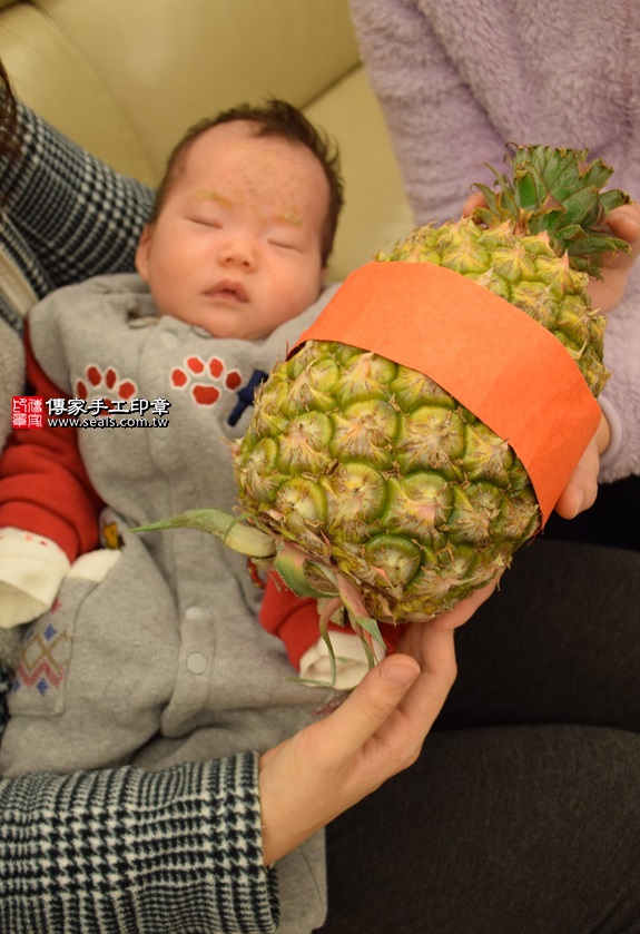 剃胎毛、滿月剃頭、嬰兒剃頭、嬰兒理髮、嬰兒剃髮、嬰兒剃胎毛、嬰兒滿月剃頭、寶寶剃頭、剃胎毛儀式、剃胎毛吉祥話、滿月剃頭儀式、滿月剃頭吉祥話、寶寶剃胎毛、寶寶滿月剃頭理髮、 新竹市剃胎毛、新竹市滿月剃頭、 新竹市嬰兒剃頭剃胎毛、新竹市嬰兒理髮、新竹市嬰兒剃髮、黃寶寶(新竹市到府嬰兒寶寶滿月剃頭理髮、免費到府嬰兒剃胎毛儀式吉祥話)。到府剃頭剃胎毛主持、專業拍照、DVD光碟、證書。★購買「臍帶章、肚臍章、胎毛筆刷印章」贈送：剃頭、收涎、抓周，三選一。2016.01.24 照片14