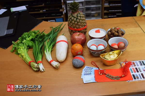 剃胎毛、滿月剃頭、嬰兒剃頭、嬰兒理髮、嬰兒剃髮、嬰兒剃胎毛、嬰兒滿月剃頭、寶寶剃頭、剃胎毛儀式、剃胎毛吉祥話、滿月剃頭儀式、滿月剃頭吉祥話、寶寶剃胎毛、寶寶滿月剃頭理髮、新北永和區剃胎毛、新北永和區滿月剃頭、新北永和區嬰兒剃頭剃胎毛、新北永和區嬰兒理髮、新北永和區嬰兒剃髮、張寶寶(新北永和區嬰兒寶寶滿月剃頭理髮、免費嬰兒剃胎毛儀式吉祥話)。中國風會場，爸媽寶貝免費穿「日中韓」古裝禮服。專業拍照、DVD光碟、證書。★購買「臍帶章、肚臍章、胎毛筆刷印章」贈送：剃頭、收涎、抓周，三選一。2016.02.21 照片1
