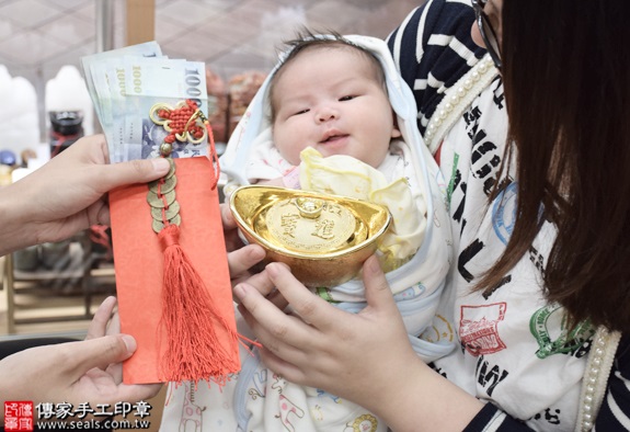 剃胎毛、滿月剃頭、嬰兒剃頭、嬰兒理髮、嬰兒剃髮、嬰兒剃胎毛、嬰兒滿月剃頭、寶寶剃頭、剃胎毛儀式、剃胎毛吉祥話、滿月剃頭儀式、滿月剃頭吉祥話、寶寶剃胎毛、寶寶滿月剃頭理髮、新北永和區剃胎毛、新北永和區滿月剃頭、新北永和區嬰兒剃頭剃胎毛、新北永和區嬰兒理髮、新北永和區嬰兒剃髮、楊寶寶(新北永和區嬰兒寶寶滿月剃頭理髮、免費嬰兒剃胎毛儀式吉祥話)。中國風會場，爸媽寶貝免費穿「日中韓」古裝禮服。專業拍照、DVD光碟、證書。★購買「臍帶章、肚臍章、胎毛筆刷印章」贈送：剃頭、收涎、抓周，三選一。2016.07.03  照片15