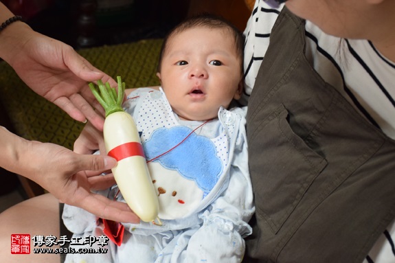 剃胎毛、滿月剃頭、嬰兒剃頭、嬰兒理髮、嬰兒剃髮、嬰兒剃胎毛、嬰兒滿月剃頭、寶寶剃頭、剃胎毛儀式、剃胎毛吉祥話、滿月剃頭儀式、滿月剃頭吉祥話、寶寶剃胎毛、寶寶滿月剃頭理髮、 台北萬華區剃胎毛、台北萬華區滿月剃頭、 台北萬華區嬰兒剃頭剃胎毛、台北萬華區嬰兒理髮、台北萬華區嬰兒剃髮、陳寶寶(台北萬華區到府嬰兒寶寶滿月剃頭理髮、免費到府嬰兒剃胎毛儀式吉祥話)。到府剃頭剃胎毛主持、專業拍照、DVD光碟、證書。★購買「臍帶章、肚臍章、胎毛筆刷印章」贈送：剃頭、收涎、抓周，三選一。2017.05.22  照片11