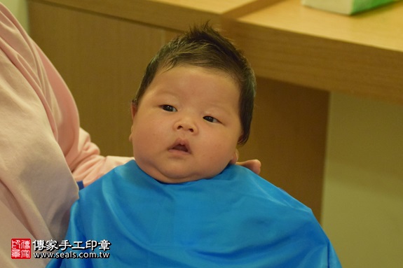 剃胎毛、滿月剃頭、嬰兒剃頭、嬰兒理髮、嬰兒剃髮、嬰兒剃胎毛、嬰兒滿月剃頭、寶寶剃頭、剃胎毛儀式、剃胎毛吉祥話、滿月剃頭儀式、滿月剃頭吉祥話、寶寶剃胎毛、寶寶滿月剃頭理髮、 新北土城區剃胎毛、新北土城區滿月剃頭、 新北土城區嬰兒剃頭剃胎毛、新北土城區嬰兒理髮、新北土城區嬰兒剃髮、黃寶寶(新北土城區到府嬰兒寶寶滿月剃頭理髮、免費到府嬰兒剃胎毛儀式吉祥話)。到府剃頭剃胎毛主持、專業拍照、DVD光碟、證書。★購買「臍帶章、肚臍章、胎毛筆刷印章」贈送：剃頭、收涎、抓周，三選一。2017.06.10  照片16