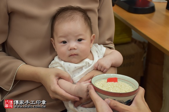 剃胎毛、滿月剃頭、嬰兒剃頭、嬰兒理髮、嬰兒剃髮、嬰兒剃胎毛、嬰兒滿月剃頭、寶寶剃頭、剃胎毛儀式、剃胎毛吉祥話、滿月剃頭儀式、滿月剃頭吉祥話、寶寶剃胎毛、寶寶滿月剃頭理髮、 新北市永和地區剃胎毛、新北市永和地區滿月剃頭、新北市永和地區嬰兒剃頭剃胎毛、新北市永和地區嬰兒理髮、新北市嬰兒剃髮、劉寶寶(新北永和區嬰兒寶寶滿月剃頭理髮、免費嬰兒剃胎毛儀式吉祥話)。中國風會場，爸媽寶貝免費穿「日中韓」古裝禮服。專業拍照、DVD光碟、證書。★購買「臍帶章、肚臍章、胎毛筆刷印章」贈送：剃頭、收涎、抓周，三選一。2017.09.09照片6