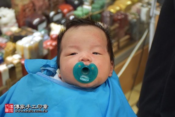 剃胎毛、滿月剃頭、嬰兒剃頭、嬰兒理髮、嬰兒剃髮、嬰兒剃胎毛、嬰兒滿月剃頭、寶寶剃頭、剃胎毛儀式、剃胎毛吉祥話、滿月剃頭儀式、滿月剃頭吉祥話、寶寶剃胎毛、寶寶滿月剃頭理髮、 新北市永和地區剃胎毛、新北市永和地區滿月剃頭、新北市永和地區嬰兒剃頭剃胎毛、新北市永和地區嬰兒理髮、新北市嬰兒剃髮、曹寶寶(新北永和區嬰兒寶寶滿月剃頭理髮、免費嬰兒剃胎毛儀式吉祥話)。中國風會場，爸媽寶貝免費穿「日中韓」古裝禮服。專業拍照、DVD光碟、證書。★購買「臍帶章、肚臍章、胎毛筆刷印章」贈送：剃頭、收涎、抓周，三選一。2017.10.04照片14
