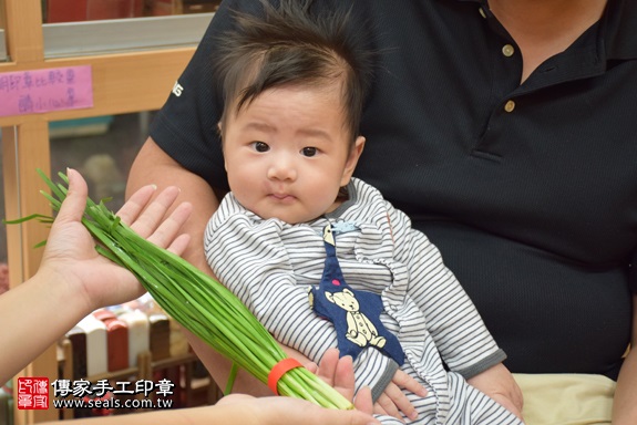 剃胎毛、滿月剃頭、嬰兒剃頭、嬰兒理髮、嬰兒剃髮、嬰兒剃胎毛、嬰兒滿月剃頭、寶寶剃頭、剃胎毛儀式、剃胎毛吉祥話、滿月剃頭儀式、滿月剃頭吉祥話、寶寶剃胎毛、寶寶滿月剃頭理髮、 新北市永和地區剃胎毛、新北市永和地區滿月剃頭、新北市永和地區嬰兒剃頭剃胎毛、新北市永和地區嬰兒理髮、新北市嬰兒剃髮、陳寶寶(新北永和區嬰兒寶寶滿月剃頭理髮、免費嬰兒剃胎毛儀式吉祥話)。中國風會場，爸媽寶貝免費穿「日中韓」古裝禮服。專業拍照、DVD光碟、證書。★購買「臍帶章、肚臍章、胎毛筆刷印章」贈送：剃頭、收涎、抓周，三選一。2017.10.25照片12