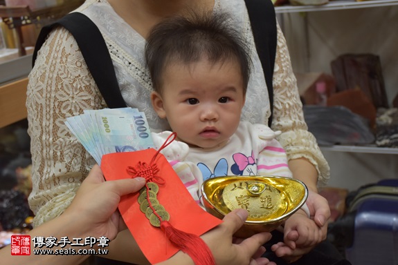 剃胎毛、滿月剃頭、嬰兒剃頭、嬰兒理髮、嬰兒剃髮、嬰兒剃胎毛、嬰兒滿月剃頭、寶寶剃頭、剃胎毛儀式、剃胎毛吉祥話、滿月剃頭儀式、滿月剃頭吉祥話、寶寶剃胎毛、寶寶滿月剃頭理髮、 新北市永和地區剃胎毛、新北市永和地區滿月剃頭、新北市永和地區嬰兒剃頭剃胎毛、新北市永和地區嬰兒理髮、新北市嬰兒剃髮、張寶寶(新北永和區嬰兒寶寶滿月剃頭理髮、免費嬰兒剃胎毛儀式吉祥話)。中國風會場，爸媽寶貝免費穿「日中韓」古裝禮服。專業拍照、DVD光碟、證書。★購買「臍帶章、肚臍章、胎毛筆刷印章」贈送：剃頭、收涎、抓周，三選一。2017.12.01照片15