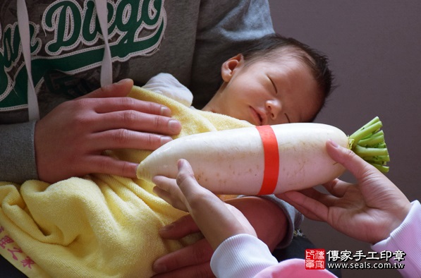 剃胎毛、滿月剃頭、嬰兒剃頭、嬰兒理髮、嬰兒剃髮、嬰兒剃胎毛、嬰兒滿月剃頭、寶寶剃頭、剃胎毛儀式、剃胎毛吉祥話、滿月剃頭儀式、滿月剃頭吉祥話、寶寶剃胎毛、寶寶滿月剃頭理髮、 新北永和區區剃胎毛、新北永和區區滿月剃頭、 新北永和區區嬰兒剃頭剃胎毛、新北永和區區嬰兒理髮、新北永和區區嬰兒剃髮、吳寶寶(新北永和區區到府嬰兒寶寶滿月剃頭理髮、免費到府嬰兒剃胎毛儀式吉祥話)。到府剃頭剃胎毛主持、專業拍照、DVD光碟、證書。★購買「臍帶章、肚臍章、胎毛筆刷印章」贈送：剃頭、收涎、抓周，三選一。2016.02.21 照片11