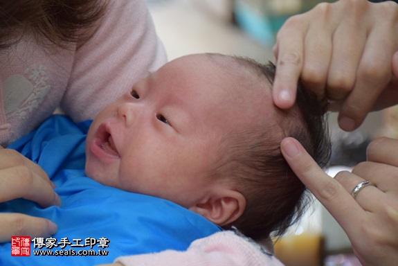 剃胎毛、滿月剃頭、嬰兒剃頭、嬰兒理髮、嬰兒剃髮、嬰兒剃胎毛、嬰兒滿月剃頭、寶寶剃頭、剃胎毛儀式、剃胎毛吉祥話、滿月剃頭儀式、滿月剃頭吉祥話、寶寶剃胎毛、寶寶滿月剃頭理髮、 台中市北區地區剃胎毛、台中市北區地區滿月剃頭、台中市北區地區嬰兒剃頭剃胎毛、台中市北區地區嬰兒理髮、新北市嬰兒剃髮、林寶寶(新北永和區嬰兒寶寶滿月剃頭理髮、免費嬰兒剃胎毛儀式吉祥話)。中國風會場，爸媽寶貝免費穿「日中韓」古裝禮服。專業拍照、DVD光碟、證書。★購買「臍帶章、肚臍章、胎毛筆刷印章」贈送：剃頭、收涎、抓周，三選一。2017.12.10照片16