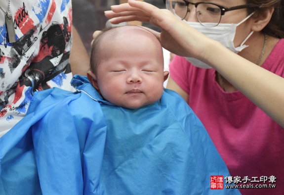 剃胎毛、滿月剃頭、嬰兒剃頭、嬰兒理髮、嬰兒剃髮、嬰兒剃胎毛、嬰兒滿月剃頭、寶寶剃頭、剃胎毛儀式、剃胎毛吉祥話、滿月剃頭儀式、滿月剃頭吉祥話、寶寶剃胎毛、寶寶滿月剃頭理髮、新北永和區剃胎毛、新北永和區滿月剃頭、新北永和區嬰兒剃頭剃胎毛、新北永和區嬰兒理髮、新北永和區嬰兒剃髮、林寶寶(新北永和區嬰兒寶寶滿月剃頭理髮、免費嬰兒剃胎毛儀式吉祥話)。中國風會場，爸媽寶貝免費穿「日中韓」古裝禮服。專業拍照、DVD光碟、證書。★購買「臍帶章、肚臍章、胎毛筆刷印章」贈送：剃頭、收涎、抓周，三選一。2016.07.24  照片16
