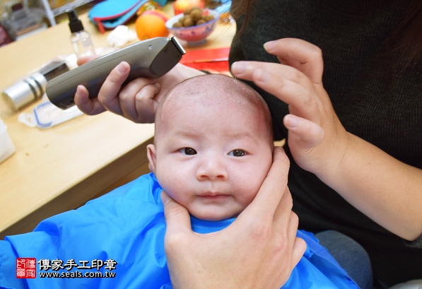 剃胎毛、滿月剃頭、嬰兒剃頭、嬰兒理髮、嬰兒剃髮、嬰兒剃胎毛、嬰兒滿月剃頭、寶寶剃頭、剃胎毛儀式、剃胎毛吉祥話、滿月剃頭儀式、滿月剃頭吉祥話、寶寶剃胎毛、寶寶滿月剃頭理髮、新竹香山區剃胎毛、新竹香山區滿月剃頭、新竹香山區嬰兒剃頭剃胎毛、新竹香山區嬰兒理髮、新竹香山區嬰兒剃髮、陳寶寶(新竹香山區嬰兒寶寶滿月剃頭理髮、免費嬰兒剃胎毛儀式吉祥話)。中國風會場，爸媽寶貝免費穿「日中韓」古裝禮服。專業拍照、DVD光碟、證書。★購買「臍帶章、肚臍章、胎毛筆刷印章」贈送：剃頭、收涎、抓周，三選一。2016.03.26  照片19