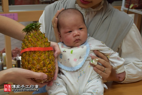 剃胎毛、滿月剃頭、嬰兒剃頭、嬰兒理髮、嬰兒剃髮、嬰兒剃胎毛、嬰兒滿月剃頭、寶寶剃頭、剃胎毛儀式、剃胎毛吉祥話、滿月剃頭儀式、滿月剃頭吉祥話、寶寶剃胎毛、寶寶滿月剃頭理髮、 新北市永和地區剃胎毛、新北市永和地區滿月剃頭、新北市永和地區嬰兒剃頭剃胎毛、新北市永和地區嬰兒理髮、新北市嬰兒剃髮、林寶寶(新北永和區嬰兒寶寶滿月剃頭理髮、免費嬰兒剃胎毛儀式吉祥話)。中國風會場，爸媽寶貝免費穿「日中韓」古裝禮服。專業拍照、DVD光碟、證書。★購買「臍帶章、肚臍章、胎毛筆刷印章」贈送：剃頭、收涎、抓周，三選一。2017.10.28照片11