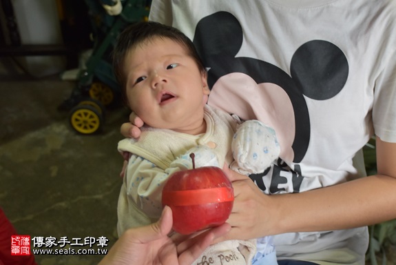 剃胎毛、滿月剃頭、嬰兒剃頭、嬰兒理髮、嬰兒剃髮、嬰兒剃胎毛、嬰兒滿月剃頭、寶寶剃頭、剃胎毛儀式、剃胎毛吉祥話、滿月剃頭儀式、滿月剃頭吉祥話、寶寶剃胎毛、寶寶滿月剃頭理髮、 桃園市桃園地區剃胎毛、桃園市桃園地區滿月剃頭、桃園市桃園地區嬰兒剃頭剃胎毛、桃園市桃園地區嬰兒理髮、新北市嬰兒剃髮、林寶寶(新北新店區到府嬰兒寶寶滿月剃頭理髮、免費到府嬰兒剃胎毛儀式吉祥話)。到府剃頭剃胎毛主持、專業拍照、DVD光碟、證書。★購買「臍帶章、肚臍章、胎毛筆刷印章」贈送：剃頭、收涎、抓周，三選一。2017.11.11照片8