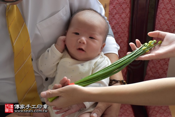 剃胎毛、滿月剃頭、嬰兒剃頭、嬰兒理髮、嬰兒剃髮、嬰兒剃胎毛、嬰兒滿月剃頭、寶寶剃頭、剃胎毛儀式、剃胎毛吉祥話、滿月剃頭儀式、滿月剃頭吉祥話、寶寶剃胎毛、寶寶滿月剃頭理髮、 新北市三重地區剃胎毛、新北市三重地區滿月剃頭、新北市三重地區嬰兒剃頭剃胎毛、新北市三重地區嬰兒理髮、新北市嬰兒剃髮、王寶寶(新北三重區到府嬰兒寶寶滿月剃頭理髮、免費到府嬰兒剃胎毛儀式吉祥話)。到府剃頭剃胎毛主持、專業拍照、DVD光碟、證書。★購買「臍帶章、肚臍章、胎毛筆刷印章」贈送：剃頭、收涎、抓周，三選一。2017.11.30照片11