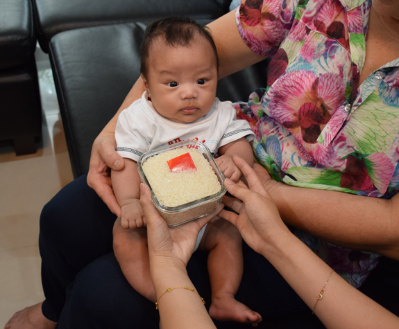 邱比特(台中西屯區到府嬰兒寶寶滿月剃頭理髮、免費到府嬰兒剃胎毛儀式吉祥話)。到府剃頭剃胎毛主持、專業拍照、DVD光碟、證書。★購買「臍帶章、肚臍章、胎毛筆刷印章」贈送：剃頭、收涎、抓周，三選一。2015.06.07 照片7