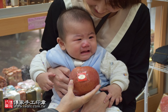 剃胎毛、滿月剃頭、嬰兒剃頭、嬰兒理髮、嬰兒剃髮、嬰兒剃胎毛、嬰兒滿月剃頭、寶寶剃頭、剃胎毛儀式、剃胎毛吉祥話、滿月剃頭儀式、滿月剃頭吉祥話、寶寶剃胎毛、寶寶滿月剃頭理髮、新北永和區剃胎毛、新北永和區滿月剃頭、新北永和區嬰兒剃頭剃胎毛、新北永和區嬰兒理髮、新北永和區嬰兒剃髮、游寶寶(新北永和區嬰兒寶寶滿月剃頭理髮、免費嬰兒剃胎毛儀式吉祥話)。中國風會場，爸媽寶貝免費穿「日中韓」古裝禮服。專業拍照、DVD光碟、證書。★購買「臍帶章、肚臍章、胎毛筆刷印章」贈送：剃頭、收涎、抓周，三選一。2017.04.02 照片16