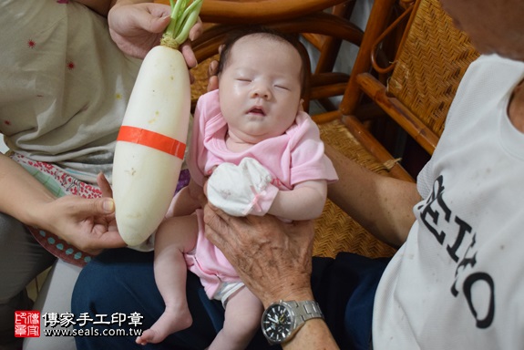 剃胎毛、滿月剃頭、嬰兒剃頭、嬰兒理髮、嬰兒剃髮、嬰兒剃胎毛、嬰兒滿月剃頭、寶寶剃頭、剃胎毛儀式、剃胎毛吉祥話、滿月剃頭儀式、滿月剃頭吉祥話、寶寶剃胎毛、寶寶滿月剃頭理髮、 新北市新店地區剃胎毛、新北市新店地區滿月剃頭、新北市新店地區嬰兒剃頭剃胎毛、新北市新店地區嬰兒理髮、新北市嬰兒剃髮、陳寶寶(新北新店區到府嬰兒寶寶滿月剃頭理髮、免費到府嬰兒剃胎毛儀式吉祥話)。到府剃頭剃胎毛主持、專業拍照、DVD光碟、證書。★購買「臍帶章、肚臍章、胎毛筆刷印章」贈送：剃頭、收涎、抓周，三選一。2017.10.15照片11