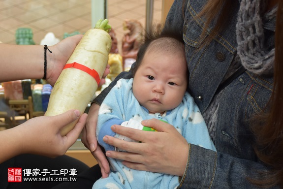 剃胎毛、滿月剃頭、嬰兒剃頭、嬰兒理髮、嬰兒剃髮、嬰兒剃胎毛、嬰兒滿月剃頭、寶寶剃頭、剃胎毛儀式、剃胎毛吉祥話、滿月剃頭儀式、滿月剃頭吉祥話、寶寶剃胎毛、寶寶滿月剃頭理髮、 新北市永和地區剃胎毛、新北市永和地區滿月剃頭、新北市永和地區嬰兒剃頭剃胎毛、新北市永和地區嬰兒理髮、新北市嬰兒剃髮、劉寶寶(新北永和區嬰兒寶寶滿月剃頭理髮、免費嬰兒剃胎毛儀式吉祥話)。中國風會場，爸媽寶貝免費穿「日中韓」古裝禮服。專業拍照、DVD光碟、證書。★購買「臍帶章、肚臍章、胎毛筆刷印章」贈送：剃頭、收涎、抓周，三選一。2017.12.10照片11