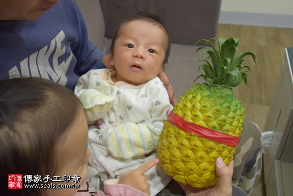 剃胎毛、滿月剃頭、嬰兒剃頭、嬰兒理髮、嬰兒剃髮、嬰兒剃胎毛、嬰兒滿月剃頭、寶寶剃頭、剃胎毛儀式、剃胎毛吉祥話、滿月剃頭儀式、滿月剃頭吉祥話、寶寶剃胎毛、寶寶滿月剃頭理髮、 新北市中和地區剃胎毛、新北市中和地區滿月剃頭、新北市中和地區嬰兒剃頭剃胎毛、新北市中和地區嬰兒理髮新北市嬰兒剃髮、張寶寶(新北中和區到府嬰兒寶寶滿月剃頭理髮、免費到府嬰兒剃胎毛儀式吉祥話)。到府剃頭剃胎毛主持、專業拍照、DVD光碟、證書。★購買「臍帶章、肚臍章、胎毛筆刷印章」贈送：剃頭、收涎、抓周，三選一。2017.12.20照片12